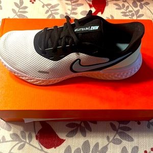 Nike Women’s Nike Quest 3 NEW 7.5